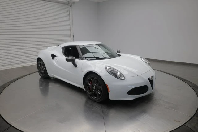2015 Alfa Romeo 4C BASE, biela, 16 736 km, dovoz Kanada — foto 1