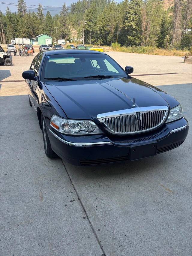 2003 Lincoln Towncar, 222 000 km, dovoz Kanada — foto 1 z 5 2003 Lincoln Towncar, 222 000 km, dovoz Kanada — foto 1 z 5
