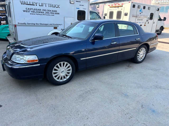 2003 Lincoln Towncar, 222 000 km, dovoz Kanada — foto 2 z 5