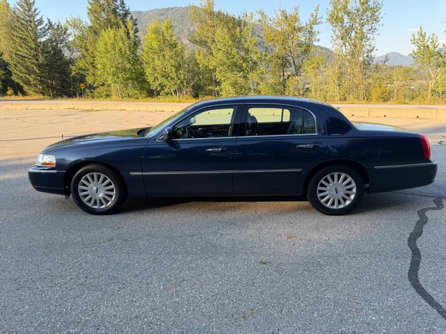 2003 Lincoln Towncar, 222 000 km, dovoz Kanada — foto 4 z 5