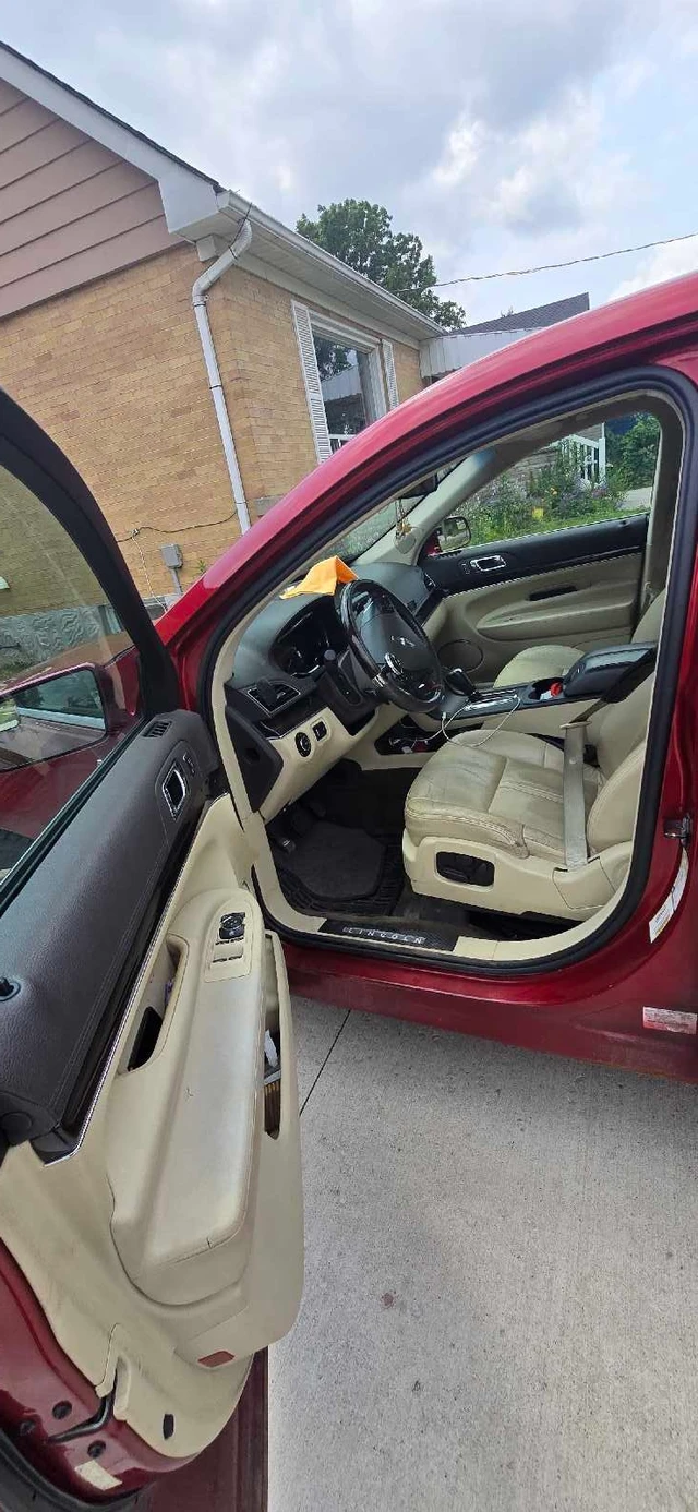 2013 Lincoln Mkt, červená, 222 000 km, dovoz Kanada — foto 3 z 5