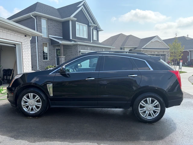 2015 Cadillac Srx, 172 000 km, dovoz Kanada — foto 1 z 5 2015 Cadillac Srx, 172 000 km, dovoz Kanada — foto 1 z 5