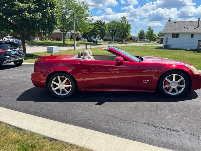 2005 Cadillac Xlr V, červená, 117 000 km, dovoz Kanada — foto 1 z 5 2005 Cadillac Xlr V, červená, 117 000 km, dovoz Kanada — foto 1 z 5