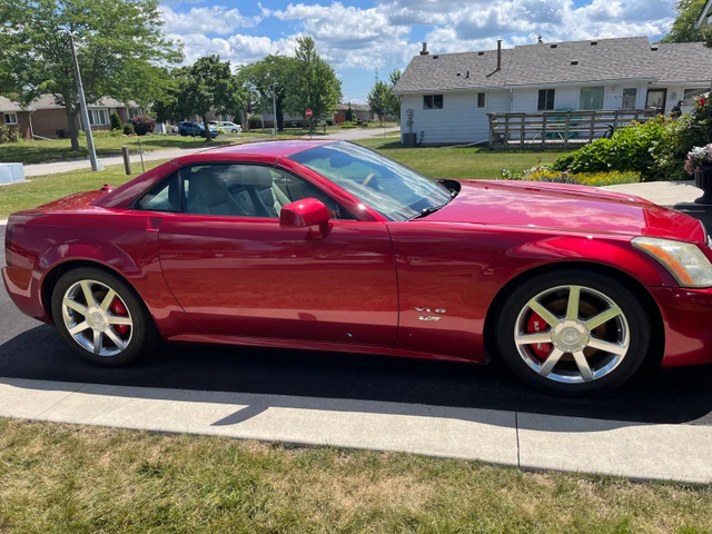 2005 Cadillac Xlr V, červená, 117 000 km, dovoz Kanada — foto 3 z 5