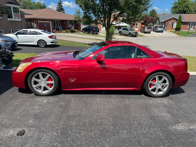2005 Cadillac Xlr V, červená, 117 000 km, dovoz Kanada — foto 4 z 5