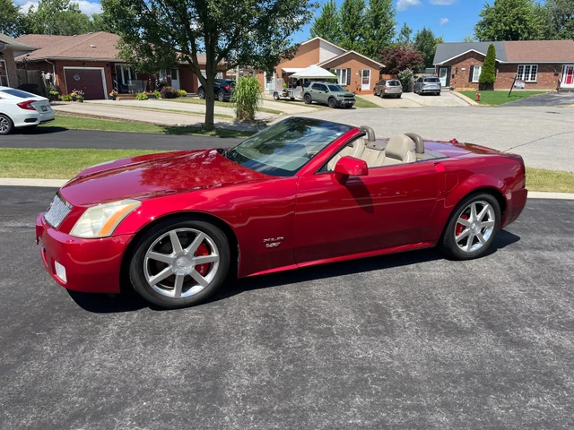 2005 Cadillac Xlr V, červená, 117 000 km, dovoz Kanada — foto 5 z 5