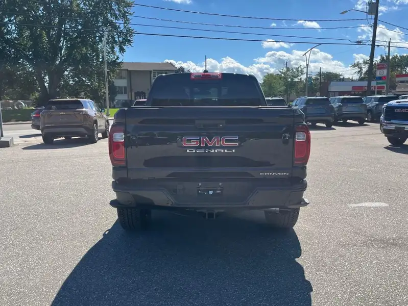 2026 GMC Canyon Denali, čierna, 0 km, dovoz Kanada — foto 6 z 12
