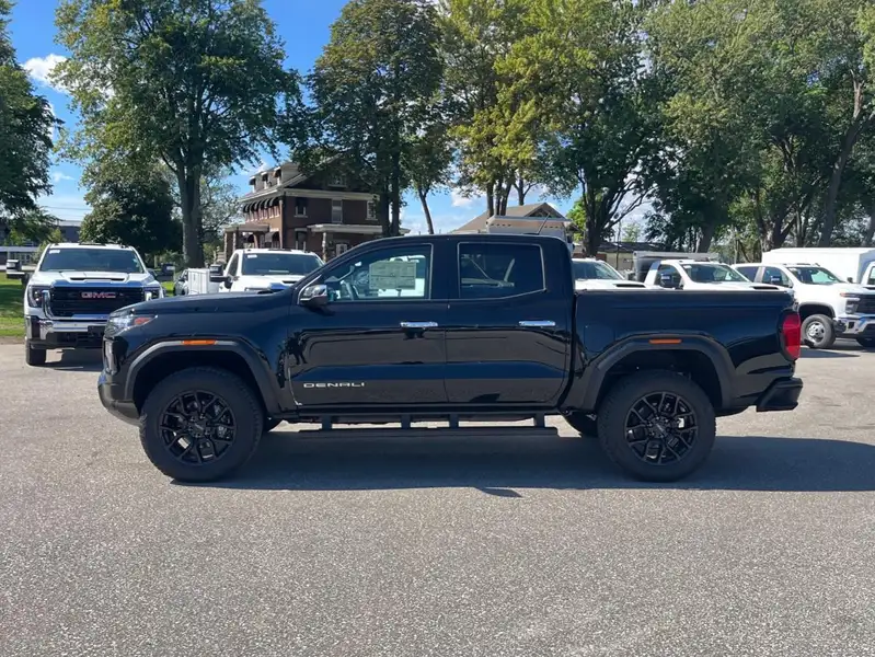 2026 GMC Canyon Denali, čierna, 0 km, dovoz Kanada — foto 8 z 12