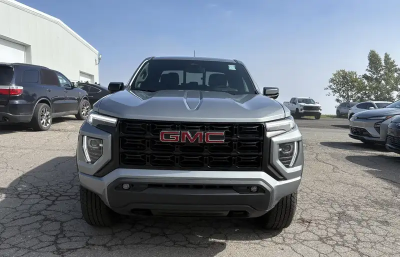 2026 GMC Canyon 4WD CREW CAB ELEVATION SHORT BOX, strieborná, 0 km, dovoz Kanada — foto 2 z 12