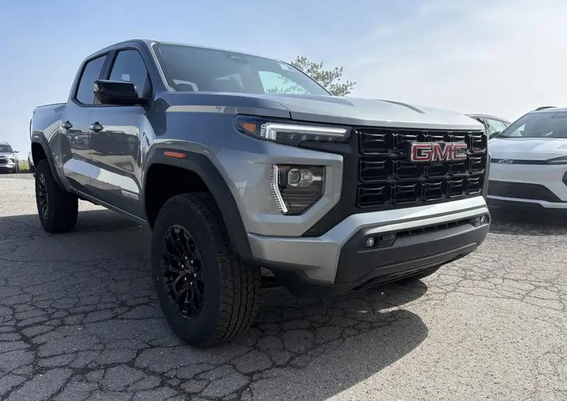 2026 GMC Canyon 4WD CREW CAB ELEVATION SHORT BOX, strieborná, 0 km, dovoz Kanada — foto 3 z 12