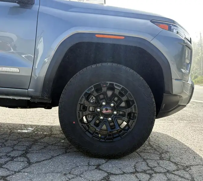 2026 GMC Canyon 4WD CREW CAB ELEVATION SHORT BOX, strieborná, 0 km, dovoz Kanada — foto 5 z 12