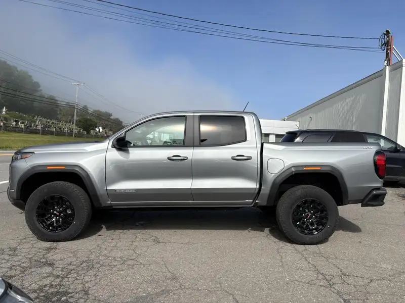 2026 GMC Canyon 4WD CREW CAB ELEVATION SHORT BOX, strieborná, 0 km, dovoz Kanada — foto 8 z 12