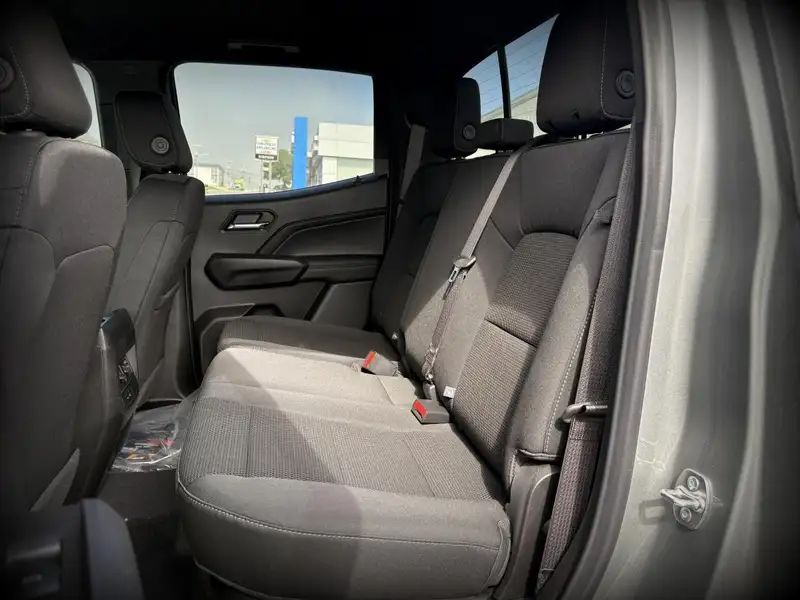 2026 GMC Canyon 4WD CREW CAB ELEVATION SHORT BOX, strieborná, 0 km, dovoz Kanada — foto 9 z 12