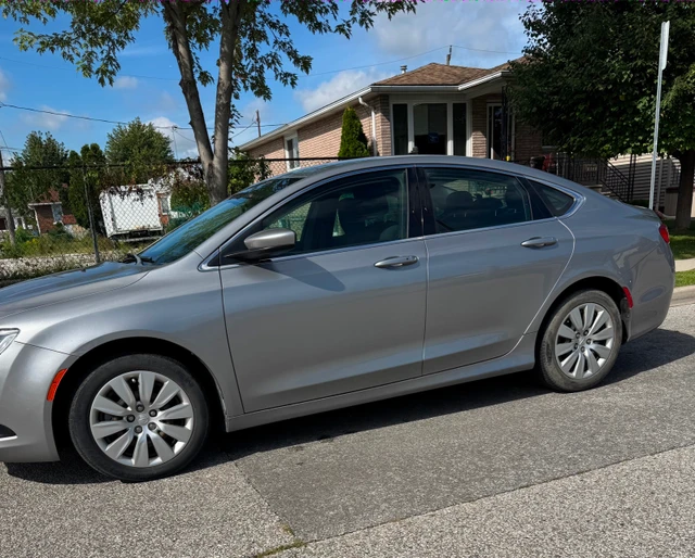 2016 Chrysler 200Series, sivá, 44 500 km, dovoz Kanada — foto 5 z 5