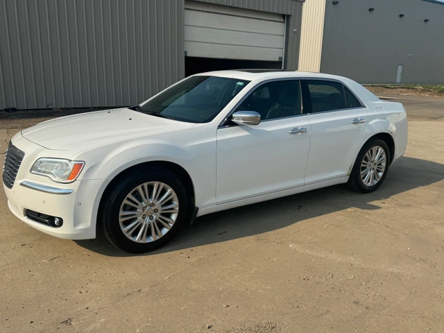 2013 Chrysler 300, biela, 251 000 km, dovoz Kanada — foto 1