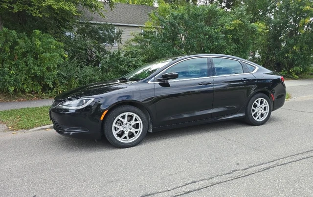 2015 Chrysler 200Series LX, čierna, 150 000 km, dovoz Kanada — foto 1