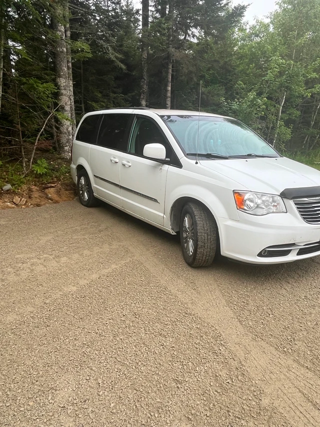 2015 Chrysler Town & Country, biela, 153 000 km, dovoz Kanada — foto 1