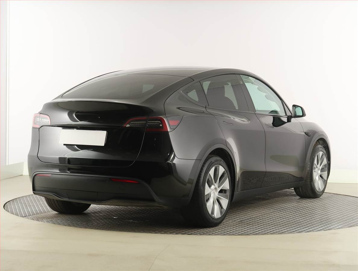 2023 Tesla Model Y, 24 428 km, Česko — foto 5 z 19