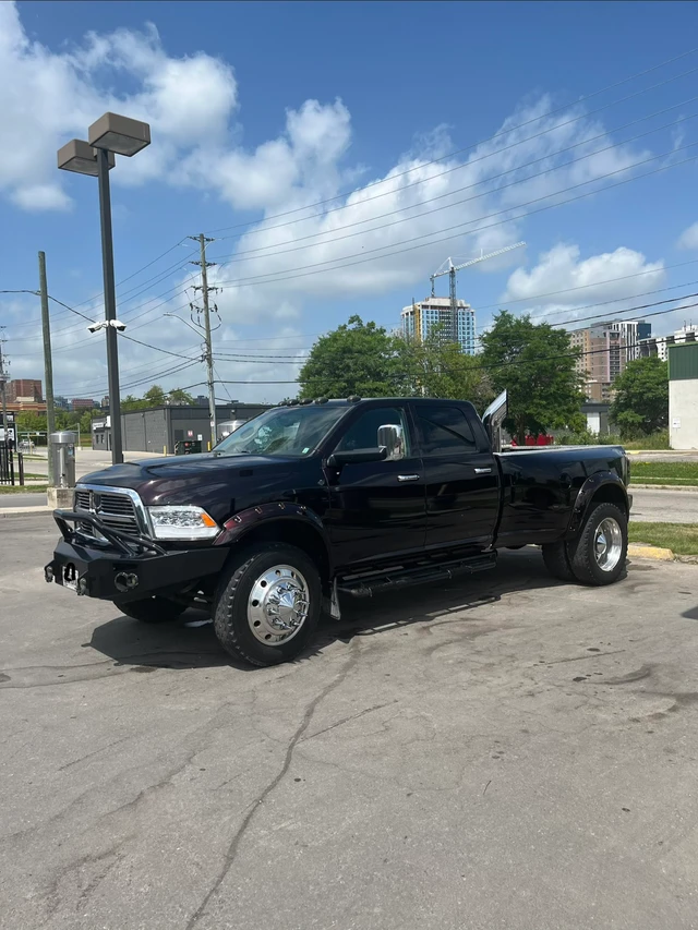 2011 Dodge Ram3500 Laramie, čierna, 310 000 km, dovoz Kanada — foto 1