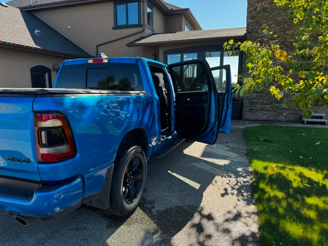 2022 Dodge Ram1500 SPORT, modrá, 56 847 km, dovoz Kanada — foto 2 z 5