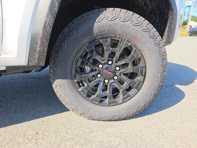 2026 GMC Canyon Elevation, biela, 0 km, dovoz Kanada — foto 11 z 12