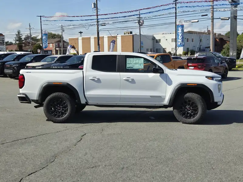 2026 GMC Canyon Elevation, biela, 0 km, dovoz Kanada — foto 6 z 12