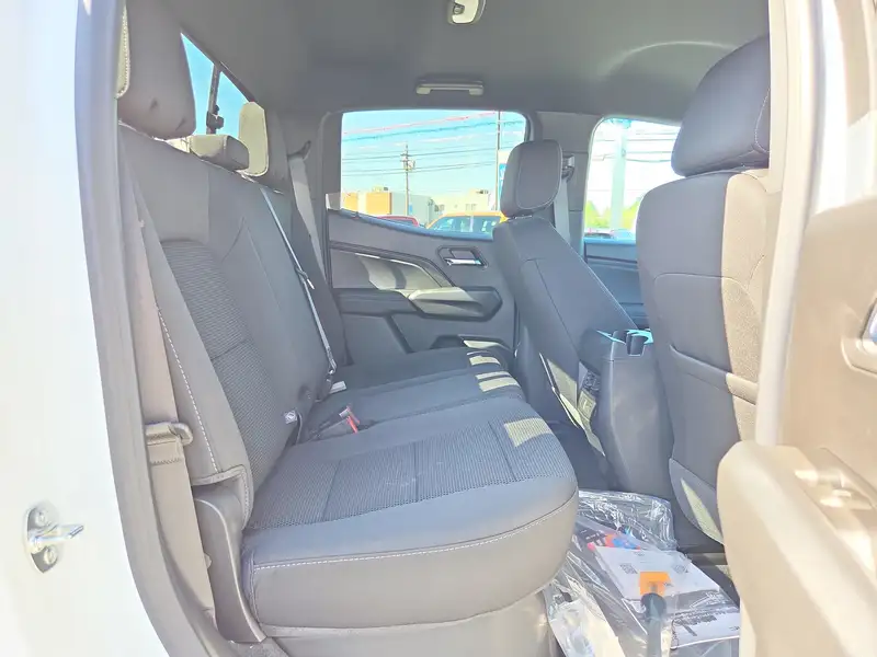 2026 GMC Canyon Elevation, biela, 0 km, dovoz Kanada — foto 8 z 12