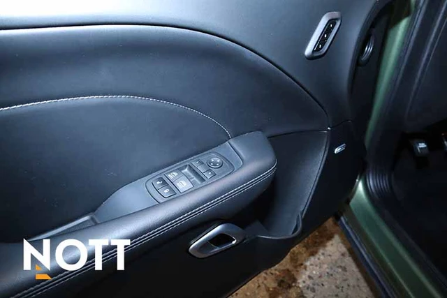 2023 Dodge Challenger SXT, 13 131 km, dovoz Kanada — foto 12 z 20