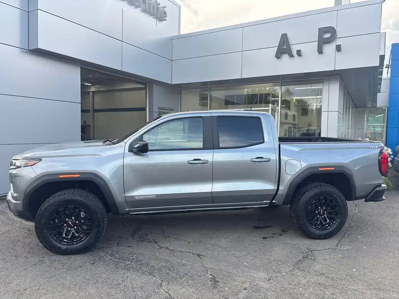 2026 GMC Canyon ELEVATION, Sterling Metallic, 0 km, dovoz Kanada — foto 2 z 12