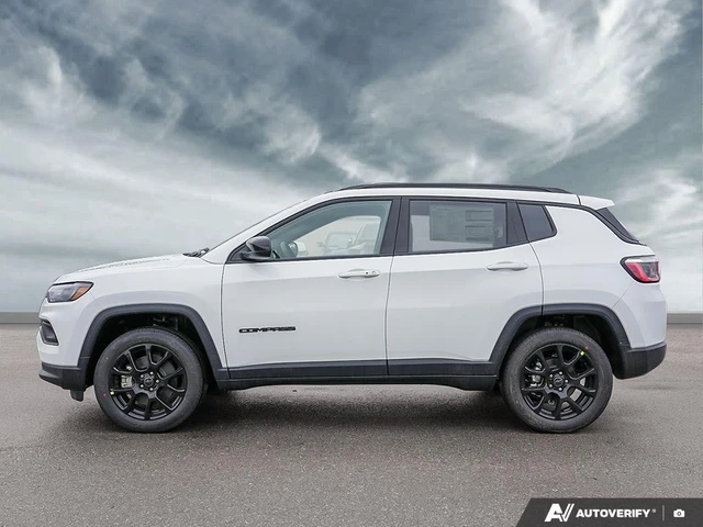 2026 Jeep Compass Altitude, biela, 11 km, dovoz Kanada — foto 3 z 5