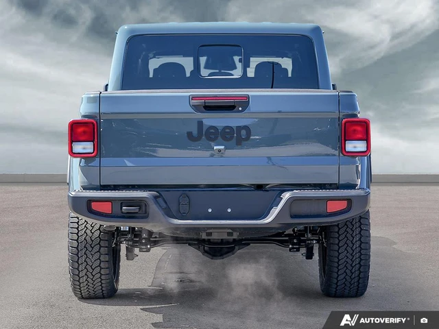2026 Jeep Gladiator Nighthawk, modrá, 11 km, dovoz Kanada — foto 5 z 5