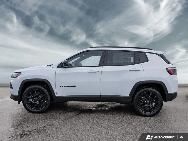2026 Jeep Compass North, biela, 11 km, dovoz Kanada — foto 3 z 5