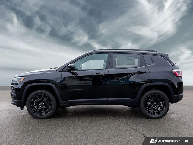 2026 Jeep Compass North, čierna, 11 km, dovoz Kanada — foto 3 z 5