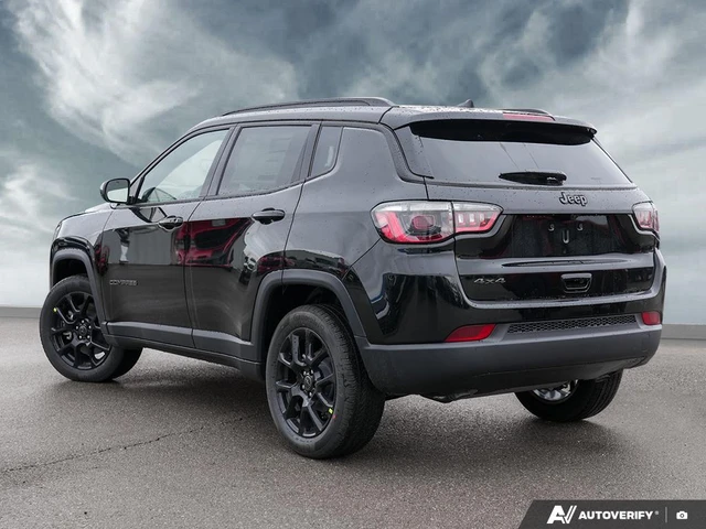 2026 Jeep Compass North, čierna, 11 km, dovoz Kanada — foto 4 z 5