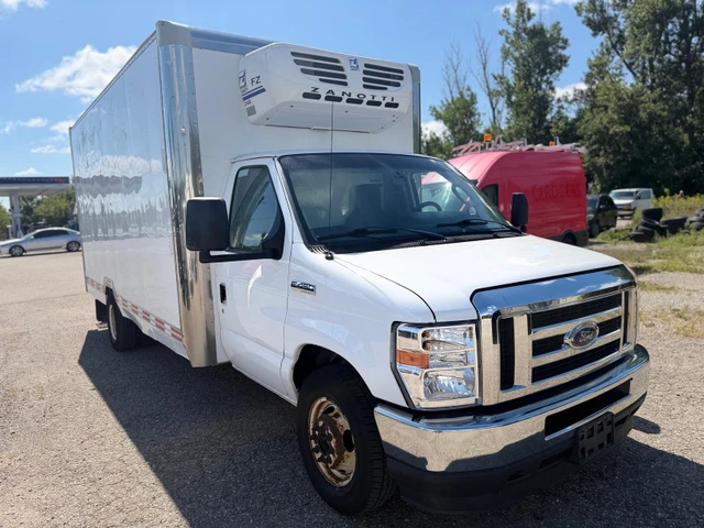 2021 Ford E-450 E 450 Cutaway Reefer, 214 230 km, dovoz Kanada — foto 1