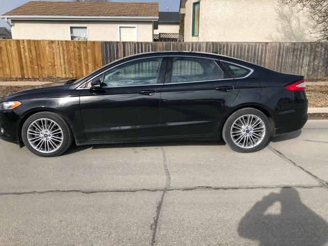 2015 Ford Fusion SE, čierna, 194 000 km, dovoz Kanada — foto 3 z 5