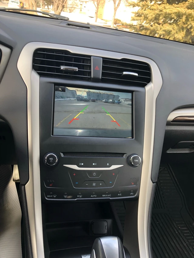 2015 Ford Fusion SE, čierna, 194 000 km, dovoz Kanada — foto 4 z 5