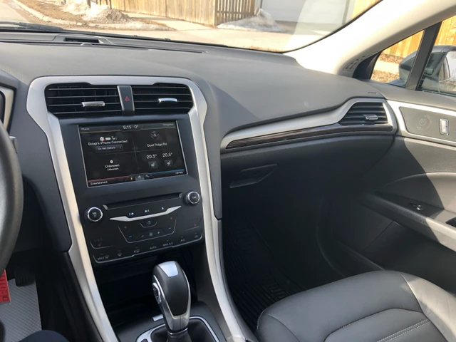 2015 Ford Fusion SE, čierna, 194 000 km, dovoz Kanada — foto 5 z 5