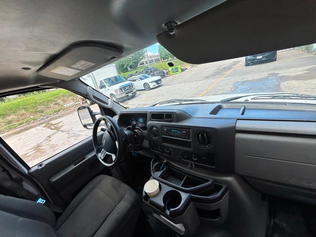 2021 Ford E-450 super duty, biela, 114 936 km, dovoz Kanada — foto 4 z 5