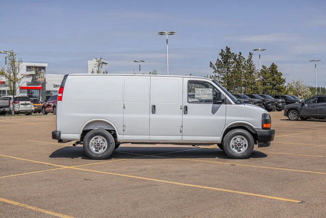 2026 GMC Savana Cargo Van, biela, 15 km, dovoz Kanada — foto 10 z 20