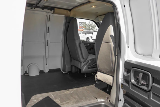 2026 GMC Savana Cargo Van, biela, 15 km, dovoz Kanada — foto 11 z 20
