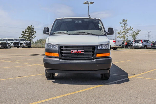 2026 GMC Savana Cargo Van, biela, 15 km, dovoz Kanada — foto 3 z 20