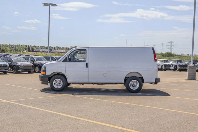2026 GMC Savana Cargo Van, biela, 15 km, dovoz Kanada — foto 5 z 20