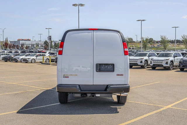 2026 GMC Savana Cargo Van, biela, 15 km, dovoz Kanada — foto 7 z 20