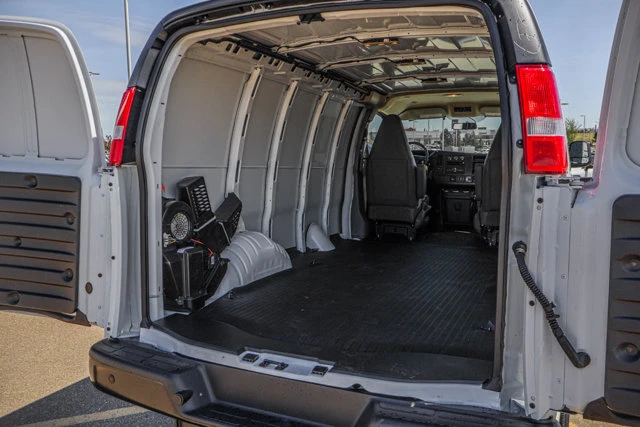 2026 GMC Savana Cargo Van, biela, 15 km, dovoz Kanada — foto 8 z 20