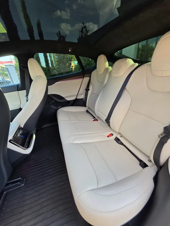2025 Tesla Model S, 23 500 km, Rumunsko — foto 9 z 15