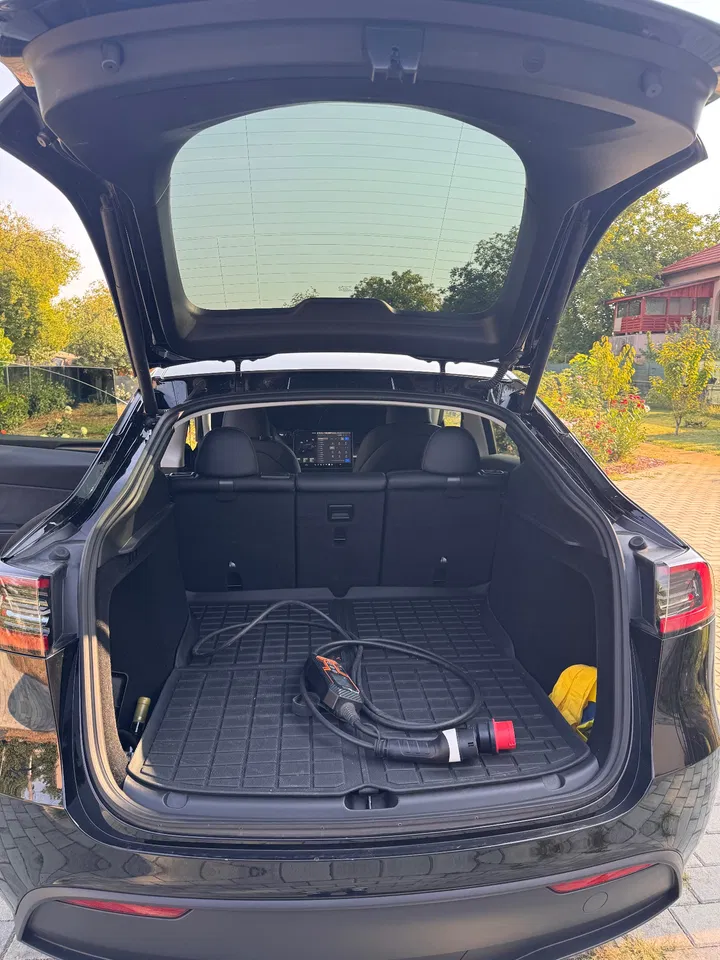 2024 Tesla Model Y, 57 000 km, Rumunsko — foto 7 z 16