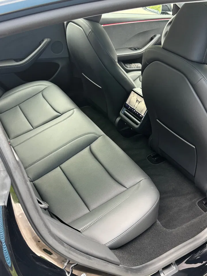 2025 Tesla Model 3, 13 000 km, Rumunsko — foto 14 z 25