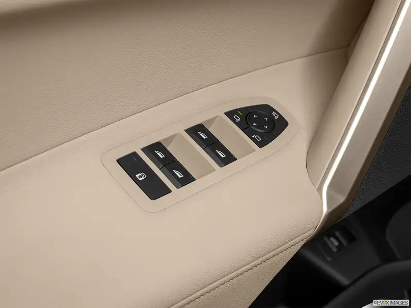 2026 BMW iX xDrive45, biela, 90 km, dovoz Kanada — foto 10 z 12