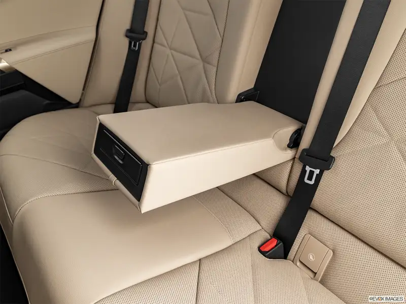2026 BMW iX xDrive45, biela, 90 km, dovoz Kanada — foto 9 z 12